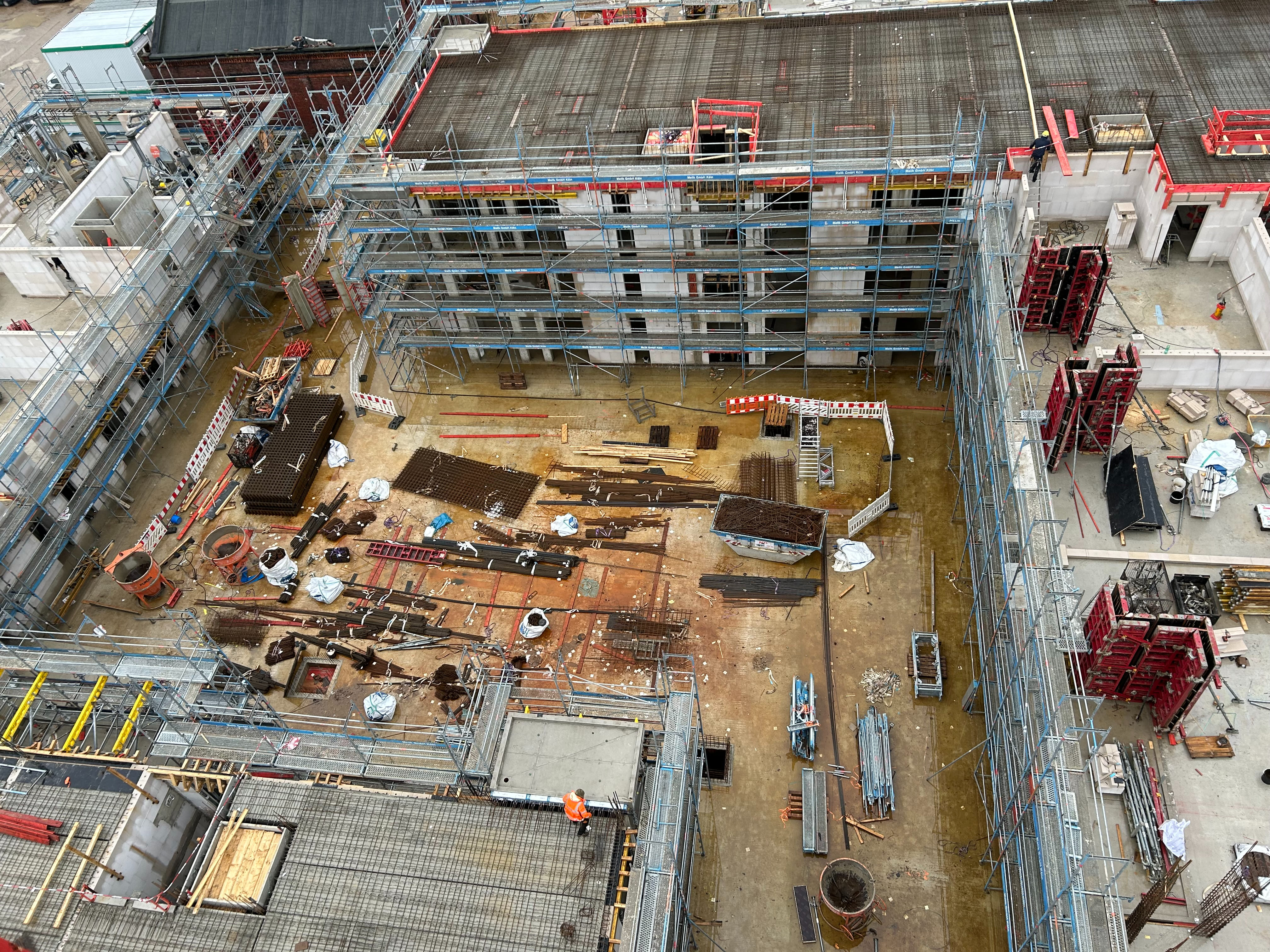 Detailansicht der Fassadengestaltung und Balkonanlagen des Neubauprojekts.